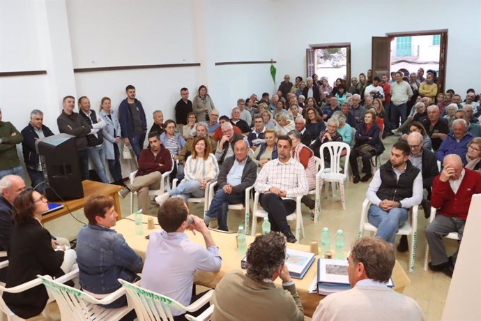 Reunión del presidente del Consell de Mallorca, Llorenç Galmés, con los vecinos de s'Alqueria Blanca para explicarles el proyecto de la nueva variante.