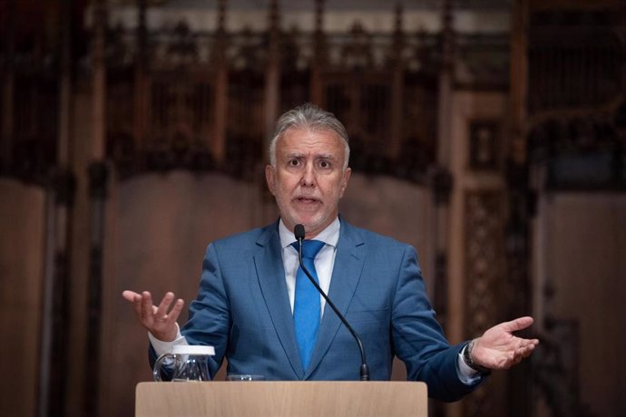 El ministro de Política Territorial y Memoria Democrática, Ángel Víctor Torres, en rueda de prensa en el Ayuntamiento de Barcelona.