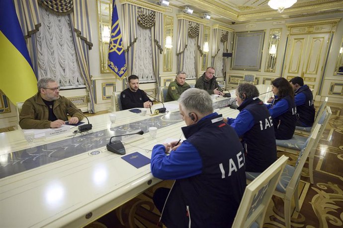 Archivo - El presidente ucraniano, Volodimir Zelenski, en un encuentro con la directiva del OIEA al mando de su director general, Rafael Grossi.