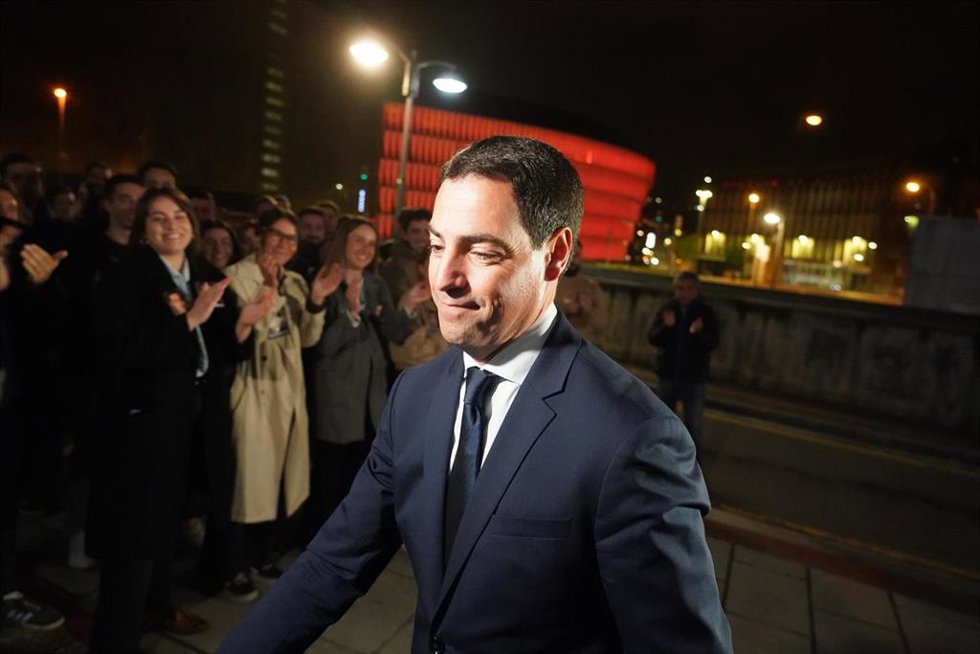 El candidato del PNV a Lehendakari, Imanol Pradales, a su llegada al debate electoral, en la sede de EiTB, a 16 de abril de 2024, en Bilbao, Vizcaya, País Vasco (España). E