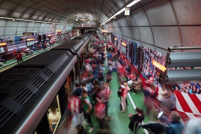 Metro Bilbao supera su techo histórico con 512.046 viajes en 24 horas el día de la celebración de la gabarra