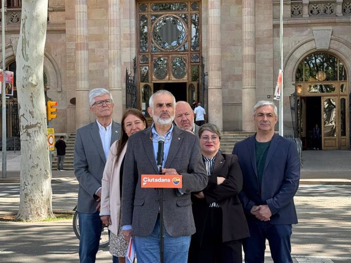 El candidato de Cs al 12M, Carlos Carrizosa, acompañado de algunos miembros de la lista del partido a las elecciones, ante el Palacio de Justicia de Barcelona