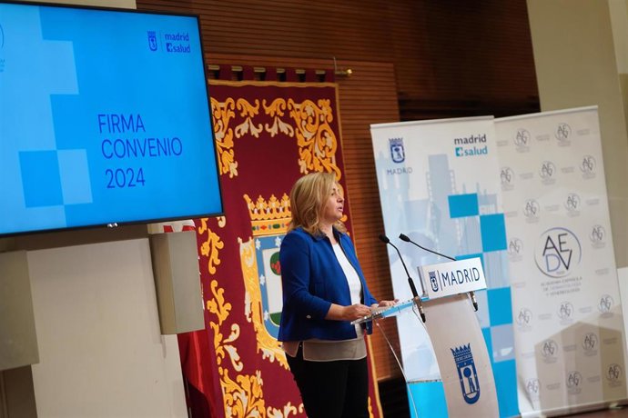 La vicealcaldesa de Madrid y portavoz del Gobierno municipal, Inma Sanz, firma de un convenio con la Academia Española de Dermatología y Venereología para realizar el proyecto 'Madrid Dermosaludable'