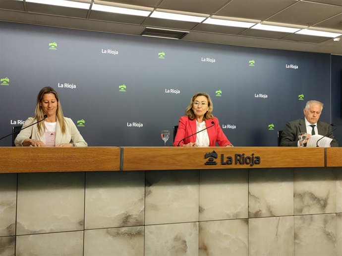 La consejera de Salud y Políticas Sociales, María Martín, la directora de Servicios Sociales e Instituto de la Igualdad, Marta Gómez y el presidente de la Federación Riojana de Municipios (FRM), Jorge Loyo en comparecencia de prensa