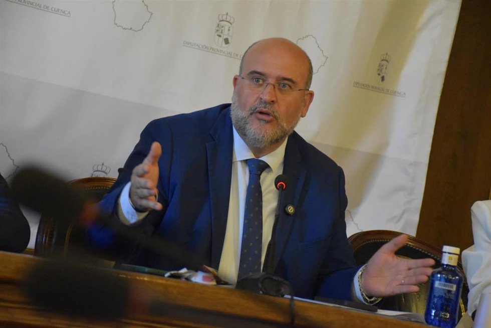 El vicepresidente primero de Castilla-La Mancha, José Luis Martínez Guijarro, y el presidente de la Diputación Provincial de Cuenca, Álvaro Martínez Chana, firman el Protocolo para impulsar el desarrollo de suelo industrial de la provincia de Cuenca.