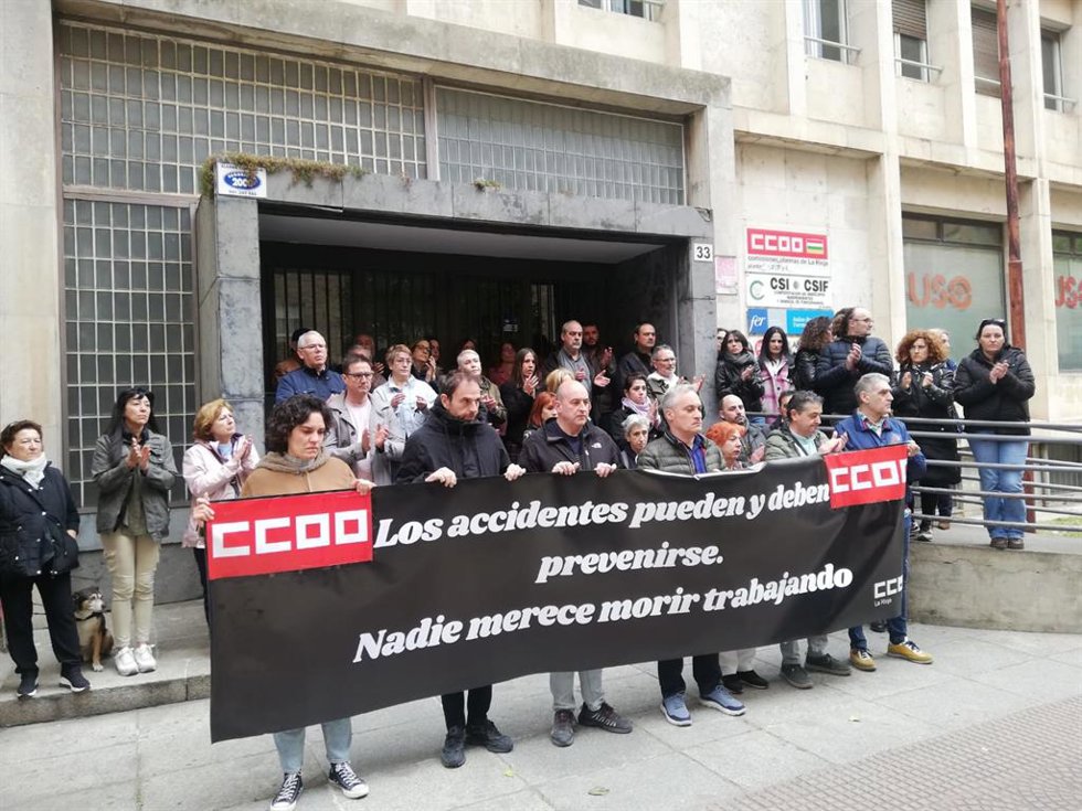 CCOO se concentra por trabajadora de Cruz Roja fallecida en accidente laboral, abogando por "prevención" en todo trabajo