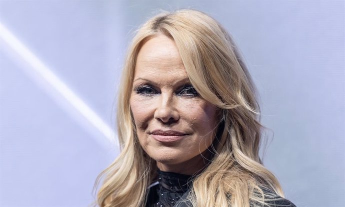 Pamela Anderson protagonizará el reebot de Agárralo como puedas junto a Liam Neeson