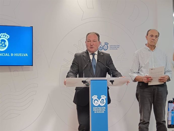 El presidente de la Diputación de Huelva, David Toscano, y el jefe del Servicio de Control de Plagas de la institución provincial, Francisco Cáceres, este miércoles en rueda de prensa.