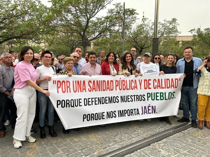 Archivo - Férriz (c), junto a otros miembros del PSOE de Jaén, en la reciente manifestación en defensa de la sanidad pública.