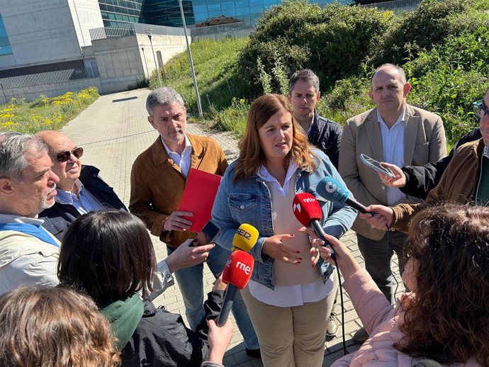 La portavoz socialista, Clara Martín, con el procurador J.L. Vázquez (izda) y el diputado J.L. Aceves (dcha) .