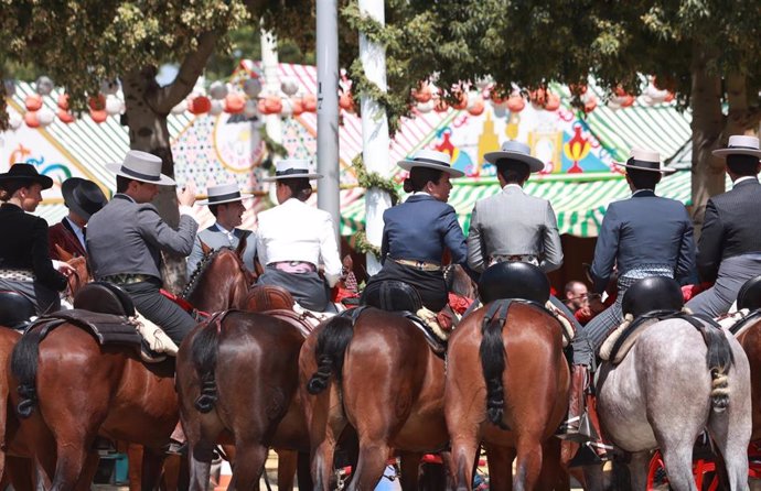 Imágenes de caballistas en el Real de la Feria.