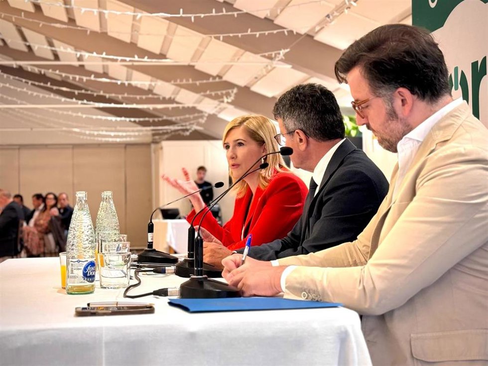 La consellera de de Medio Ambiente, Agua, Infraestructuras y Territorio, Salomé Pradas, y el alcalde de Elche, Pablo Ruz, en un coloquio del Foro Elche.