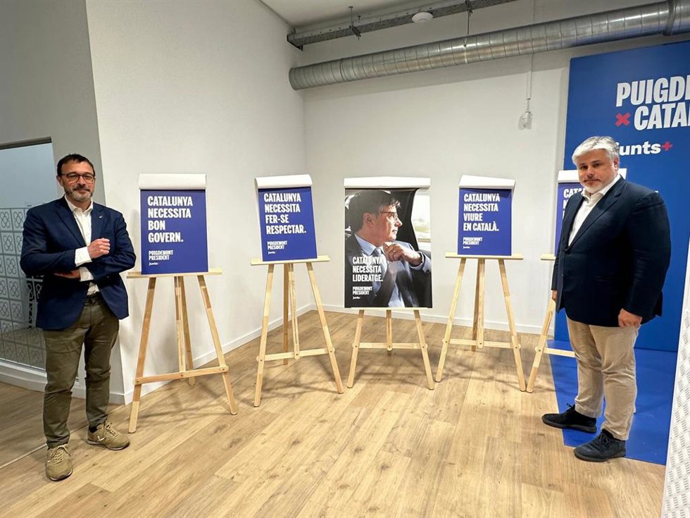 El director de campaña de Junts+, Albert Batet, con el número 7 de la lista y portavoz de Junts, Josep Rius