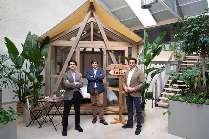 De izquierda a derecha; Agustín Medina, y Borja de la Rica promotores de Taiga Campings and Resorts y Co-Directores Generales de desarrollo de negocio y expansión de la compañía, y José Gras, Director general de operaciones