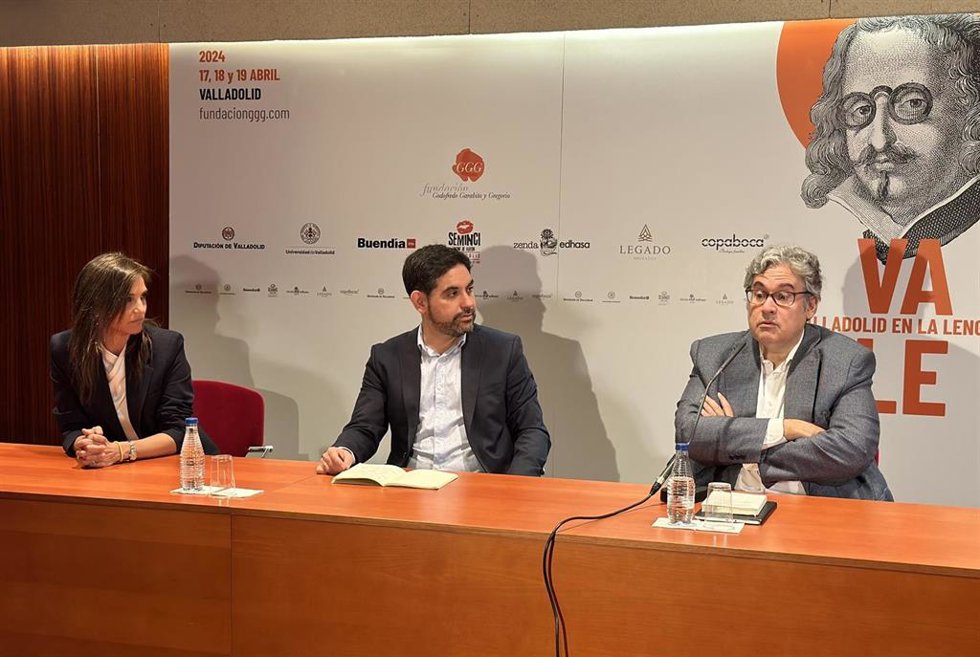 María José Solano, Jorge Francés y Juan Manuel de Prada en la rueda de prensa de inauguración de 'Valladolid en la lengua' en el Teatro Zorilla.