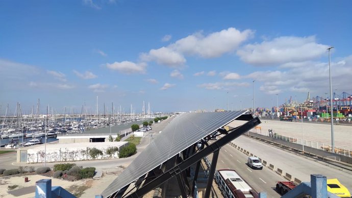 Instalación solar en el muelle Príncipe Felipe del Puerto de València