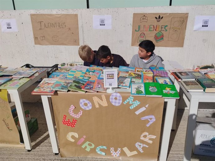 El puesto de venta de libros usados montado por los alumnos del colegio 'Nueva Segovia'.