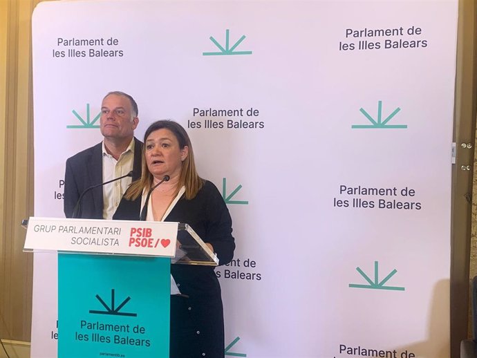 Los diputados del PSIB Mercedes Garrido y Llorenç Pou en rueda de prensa