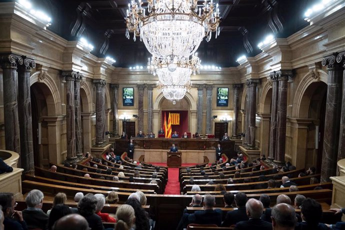 Archivo - El hemiciclo del Parlament en una sesión solemne para conmemorar el 90 aniversario de la Cámara catalana
