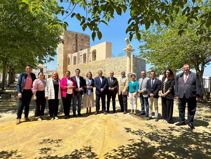 Delegados de la Junta en Jaén, junto al alcalde y miembros de la Corporación local de Villardompardo.