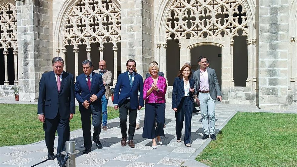 El presidente del Consejo General del Poder Judicial (CGPJ), Vicente Guilarte, a su llegada a las Jornadas Nacionales de Jueces Decanos de España en Jerez de la Frontera, junto a la alcaldesa María José García Pelayo y otros responsables judiciales