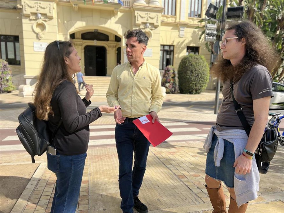 El concejal socialista Pablo Orellana, la presidenta de la asociación Transhuellas, Cristina Alías, y de la portavoz en la organización Andalucía Diversidad LGTB, Isabel Rodríguez