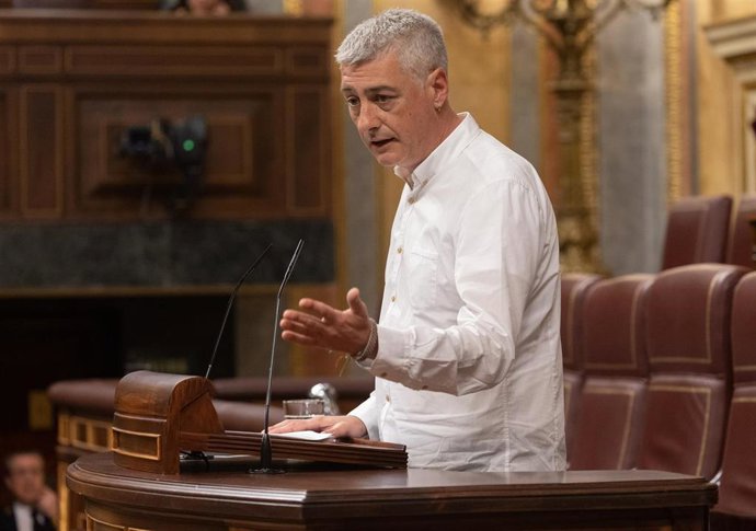 El diputado de EH Bildu Oskar Matute interviene durante una sesión plenaria, en el Congreso de los Diputados, a 10 de abril de 2024, en Madrid (España). 
