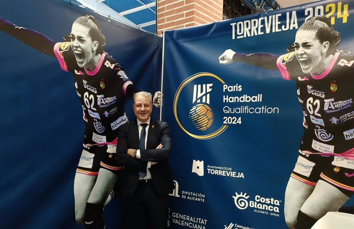 El presidente de la Real Federación Española de Balonmano (RFEBM), Francisco V. Blázquez, en una entrevista para Europa Press durante el Preolímpico de balonmano femenino de Torrevieja (Alicante)