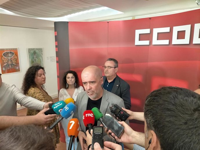El secretario confederal de CCOO, Unai Sordo, acompañado por el secretario general territorial del sindicato en la Región Santiago Navarro, durante el contacto con los medios