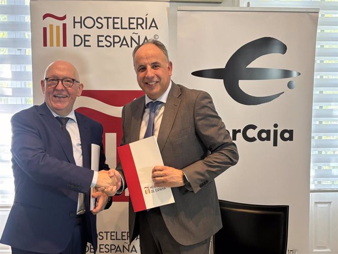 El presidente de Hostelería de España, Jose Luís Yzuel, y el director territorial de Madrid, Noroeste y Sur de Ibercaja, José Vicente Marco, durante la firma del acuerdo en Madrid.