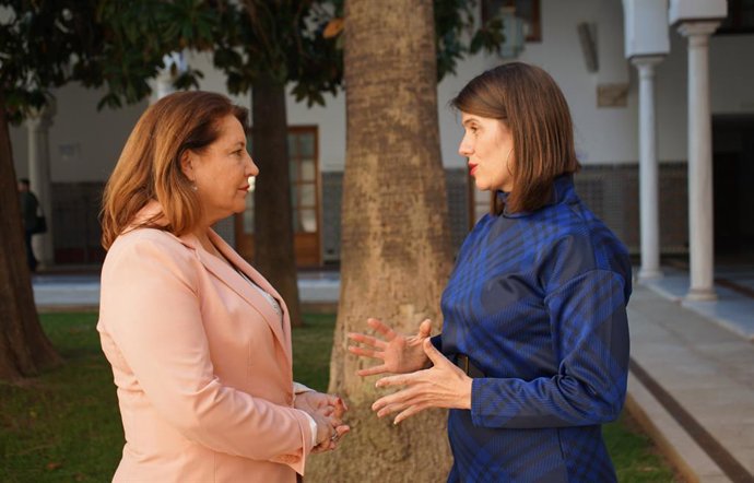 La diputada popular, Araceli Cabello (dcha.), con la consejera de Agricultura, Pesca, Agua y Desarrollo Rural, Carmen Crespo.