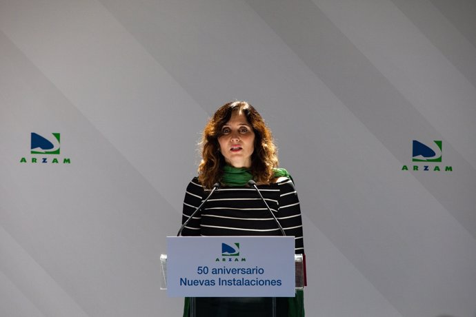 La presidenta de la Comunidad de Madrid, Isabel Díaz Ayuso, interviene durante una visita a la empresa familiar Arzam, a 17 de abril de 2024, en Guadarrama, Madrid (España).