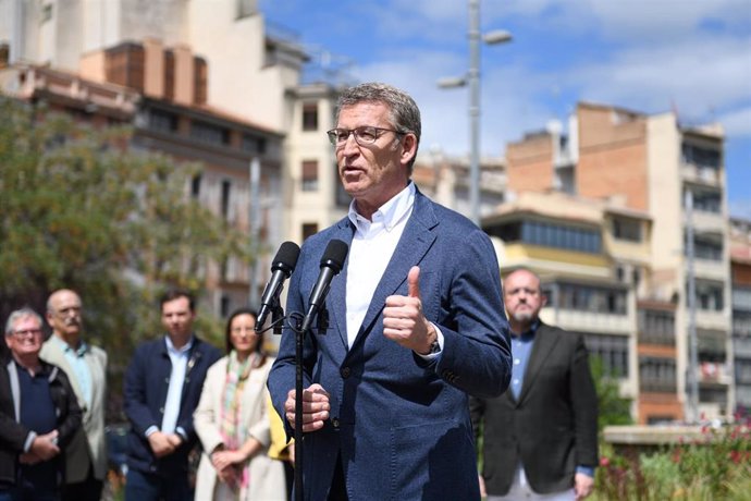 El presidente del PP, Alberto Núñez Feijóo, en declaraciones a periodistas en Girona