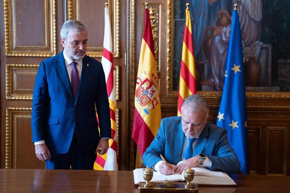 El ministro de Política Territorial y Memoria Democrática, Ángel Víctor Torres, y el alcalde de Barcelona, Jaume Collboni.