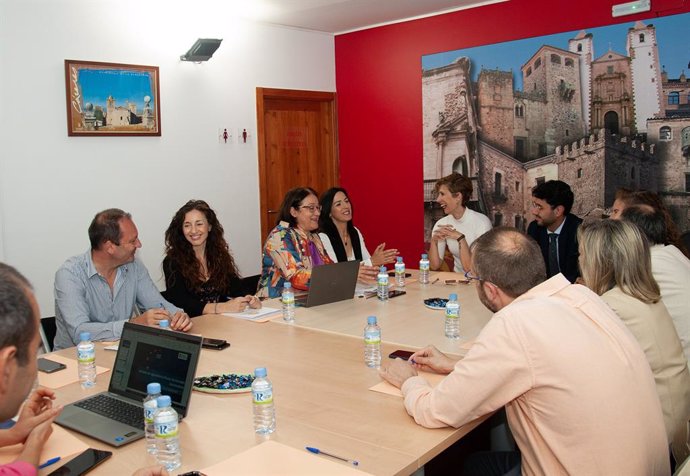 Reunión para hacer un seguimiento de los planes turístico de la provincia de Cáceres