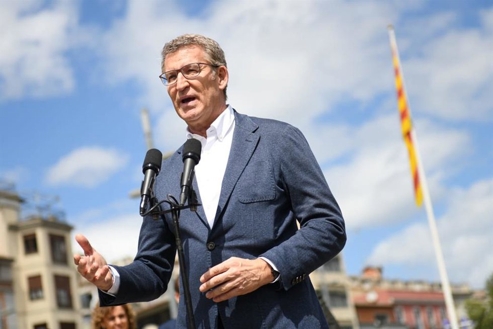 El presidente del PP, Alberto Núñez Feijóo, en declaraciones a periodistas en Girona