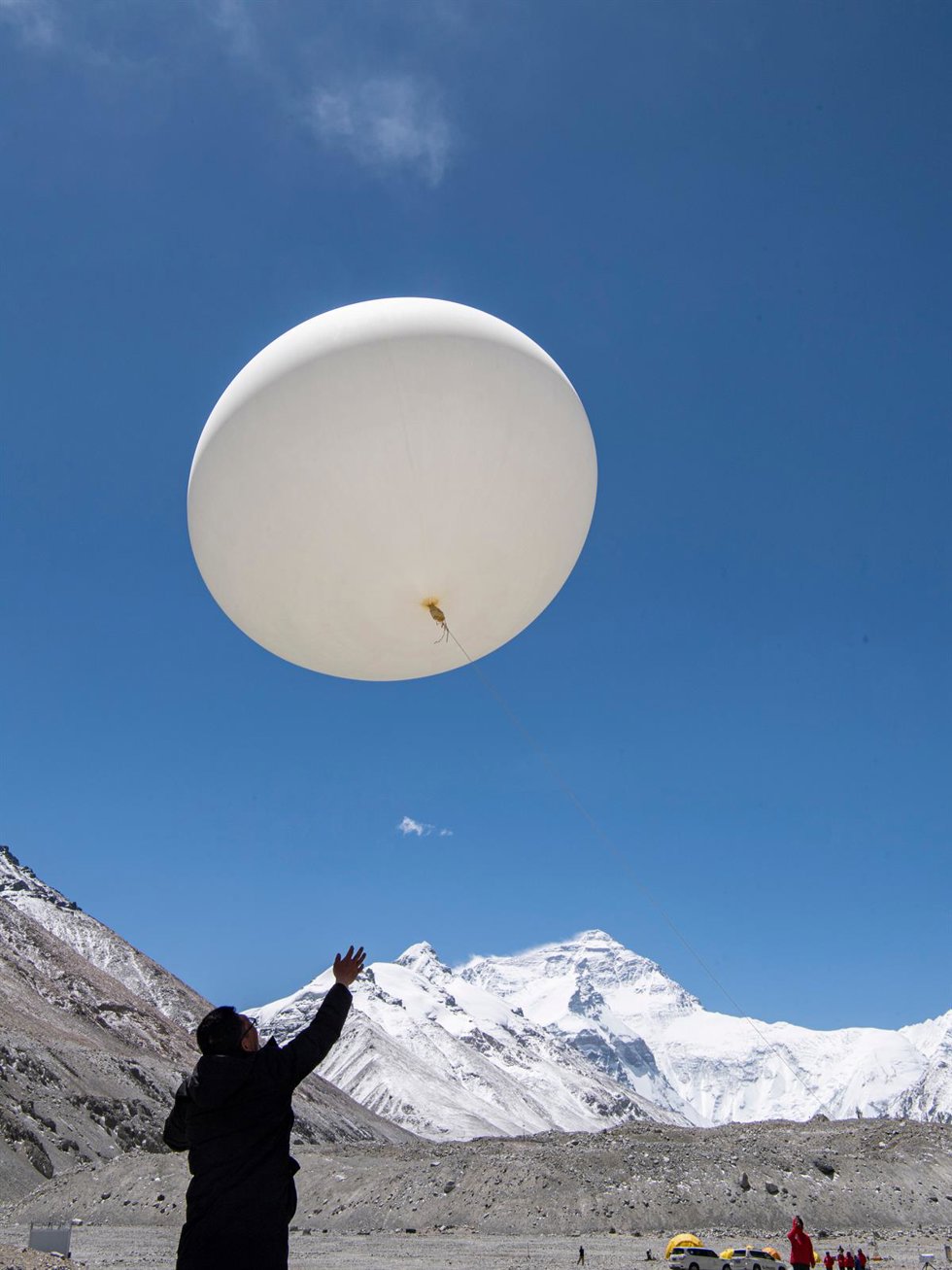 Archivo - MOUNT QOMOLANGMA BASE CAMP, May 3, 2022 -- A scientific research member launches a weather balloon at the Mount Qomolangma base camp on May 3, 2022. China has started a new comprehensive scientific expedition on Mount Qomolangma, the world'