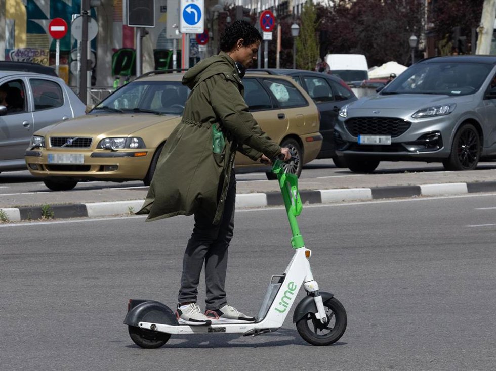 Un hombre montado en un patinete eléctrico, a 5 de abril de 2024, en Madrid (España).