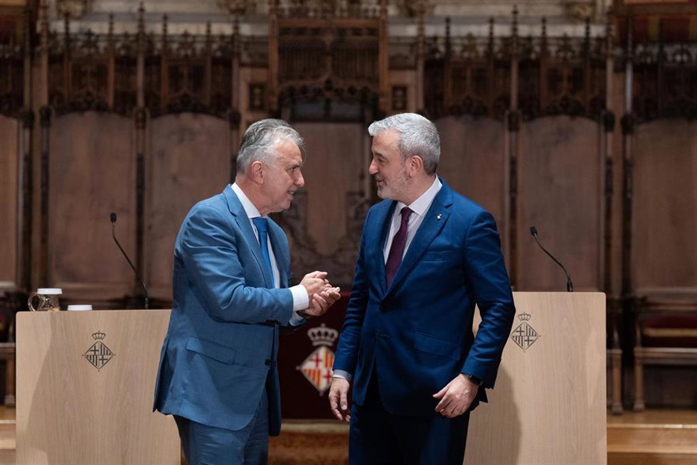 El ministro de Política Territorial y Memoria Democrática, Ángel Víctor Torres, y el alcalde de Barcelona, Jaume Collboni.