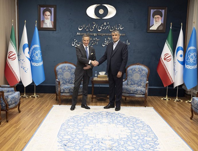Archivo - March 4, 2023, Tehran, Tehran, Iran: Head of the Atomic Energy Organization of Iran, MOHAMMAD ESLAMI (R), shakes hands with International Atomic Energy Agency (IAEA) chief RAFAEL GROSSI at the start of their meeting in Tehran on March 4, 2023. T
