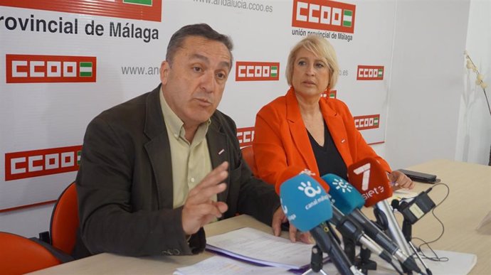 El secretario general de CCOO Málaga, Fernando Cubillo, y la responsable de Empleo, Formación y Mujer, María José Prados, en rueda de prensa.