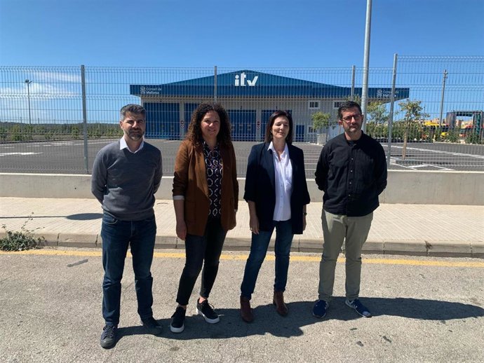 La portavoz del PSIB-PSOE en el Consell, Catalina Cladera (2i), frente a una estación de ITV.