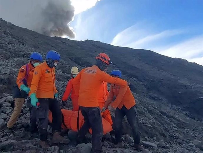 Archivo - Imagen de archivo de los equipos de rescate de Indonesia durante la erupción de un volcán.