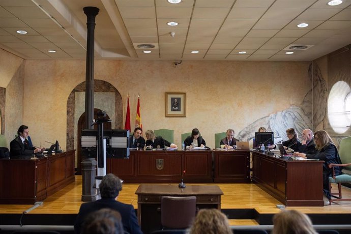 El abogado Álvaro Rojo (i) y el abogado Juan Manuel Medina (d) durante una vista por el recurso del asesinato del joven rapero en Pacífico, en el Tribunal Superior de Justicia de Madrid, a 2 de abril de 2024, en Madrid (España). 