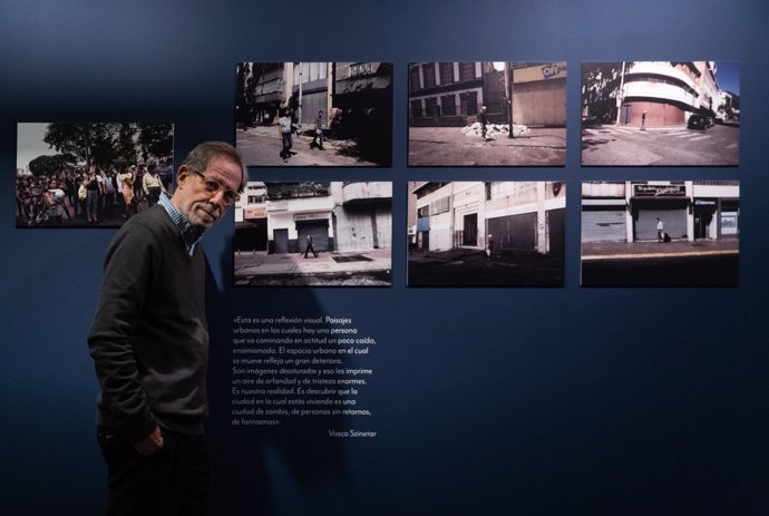 El fotógrafo Vasco Szinetar posa para Europa Press, en el Centro Sefarad-Israel, a 17 de abril de 2024, en Madrid (España). El artista visual venezolano, de origen judío, reflexiona sobre los exilios en una exposición fotográfica que podrá verse por prime