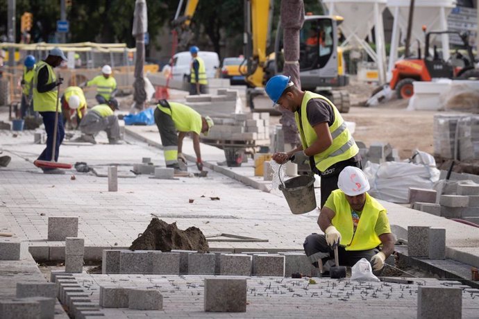 Archivo - Trabajadores realizando obras en las Ramblas de Barcelona