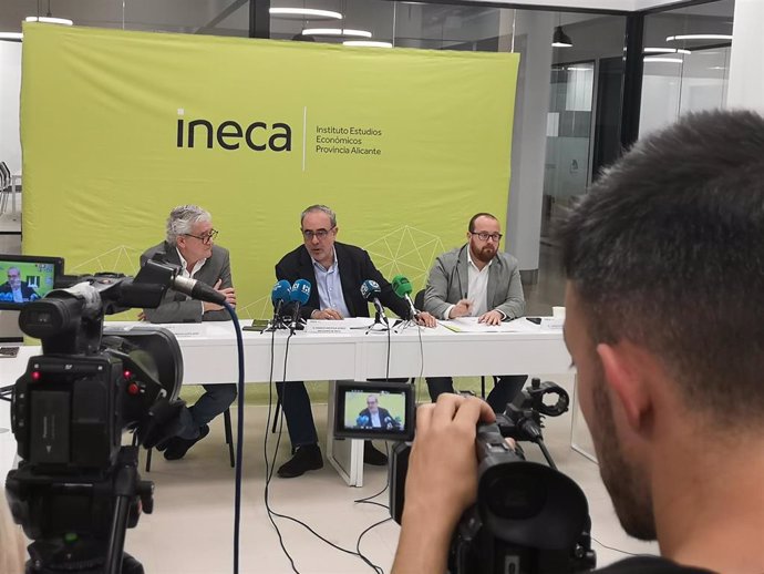 El presidente de Ineca, Nacho Amirola, el autor del estudio, Francisco Llopis, y el coordinador del Comité de Estudios, Quino Palací, presentan un informe de Ineca