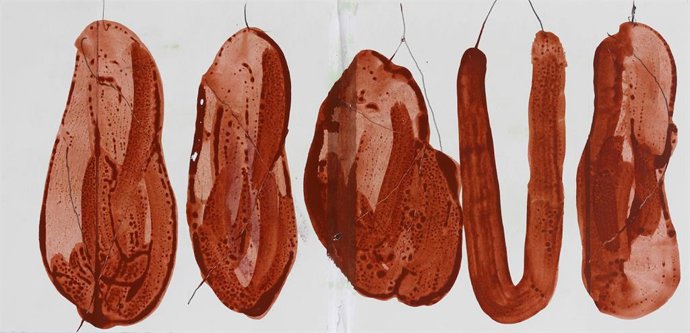 Portada del catálogo de Vila Viniteca por Miquel Barceló, VEGAP, 2022. Perxa, 2022. Técnica mixta sobre papel, 295 x 62 cm