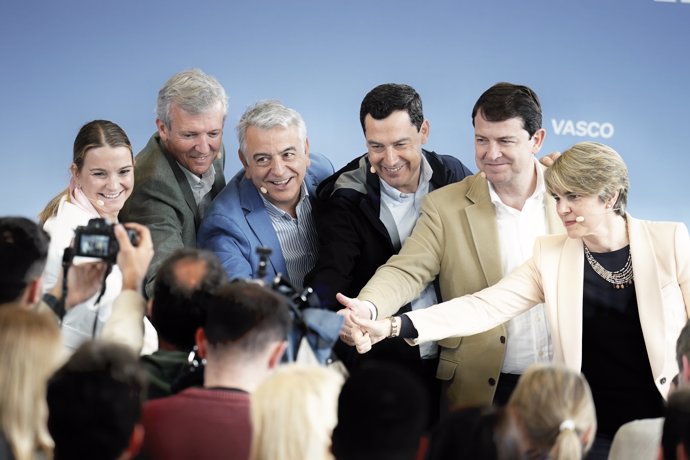 La presidenta del Govern balear, el presidente de la Xunta de Galicia, el candidato del PP a lehendakari, el presidente de la Junta de Andalucía, y el presidente de Castilla y León, en el acto de campaña del PPV.