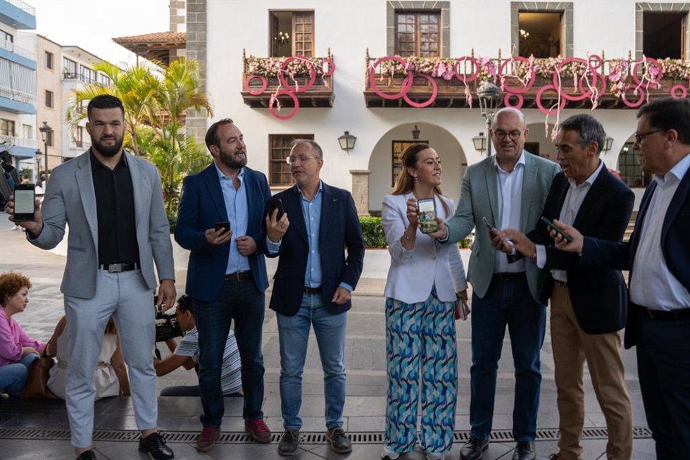 El consejero de Política Territorial, Cohesión Territorial y Aguas, Manuel Miranda; la directora general de Protección Civil y Emergencias del Ministerio del Interior, Virgina Barcones, y otras autoridades en la prueba del Sistema ES Alert